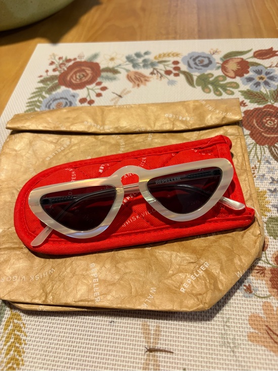 Man Reppeller Accessories - Man Repeller Leandra Medine Unibrow Pearl Iridescent Cat Eye Sunglasses Case Set